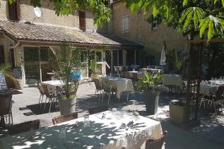 La terrasse Au Caveau à Chatillon en Diois